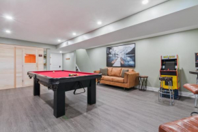Modern home with a pool sauna pooltable & mountain view Collingwood